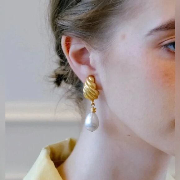 18K Gold Plated Pearl Drop Vintage Earrings - Picture 3 of 6